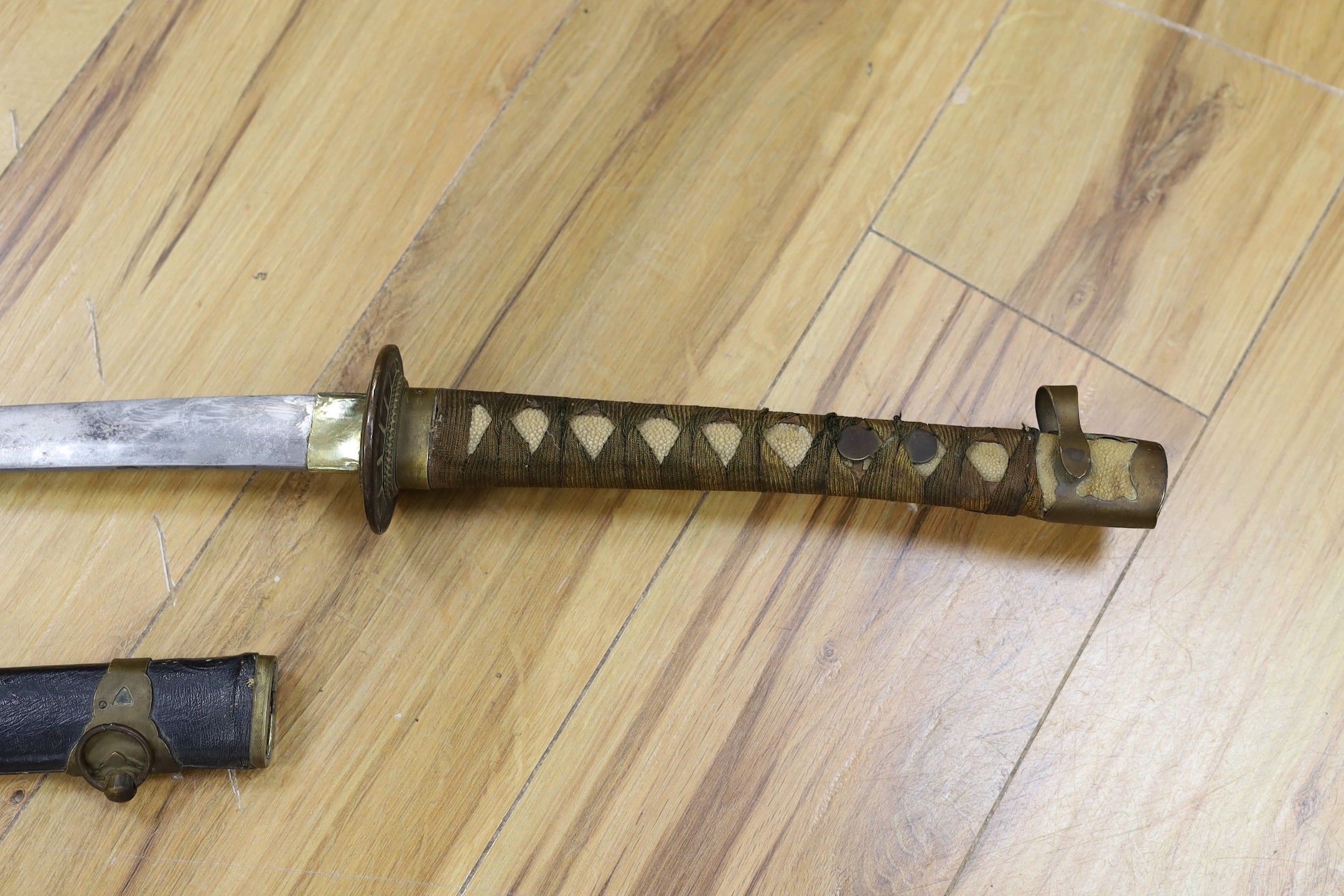 A Japanese katana, possibly a theatrical prop, 101 cms long